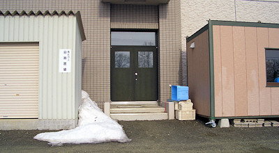 03/19：オホブラ百貨店の事務所の入り口